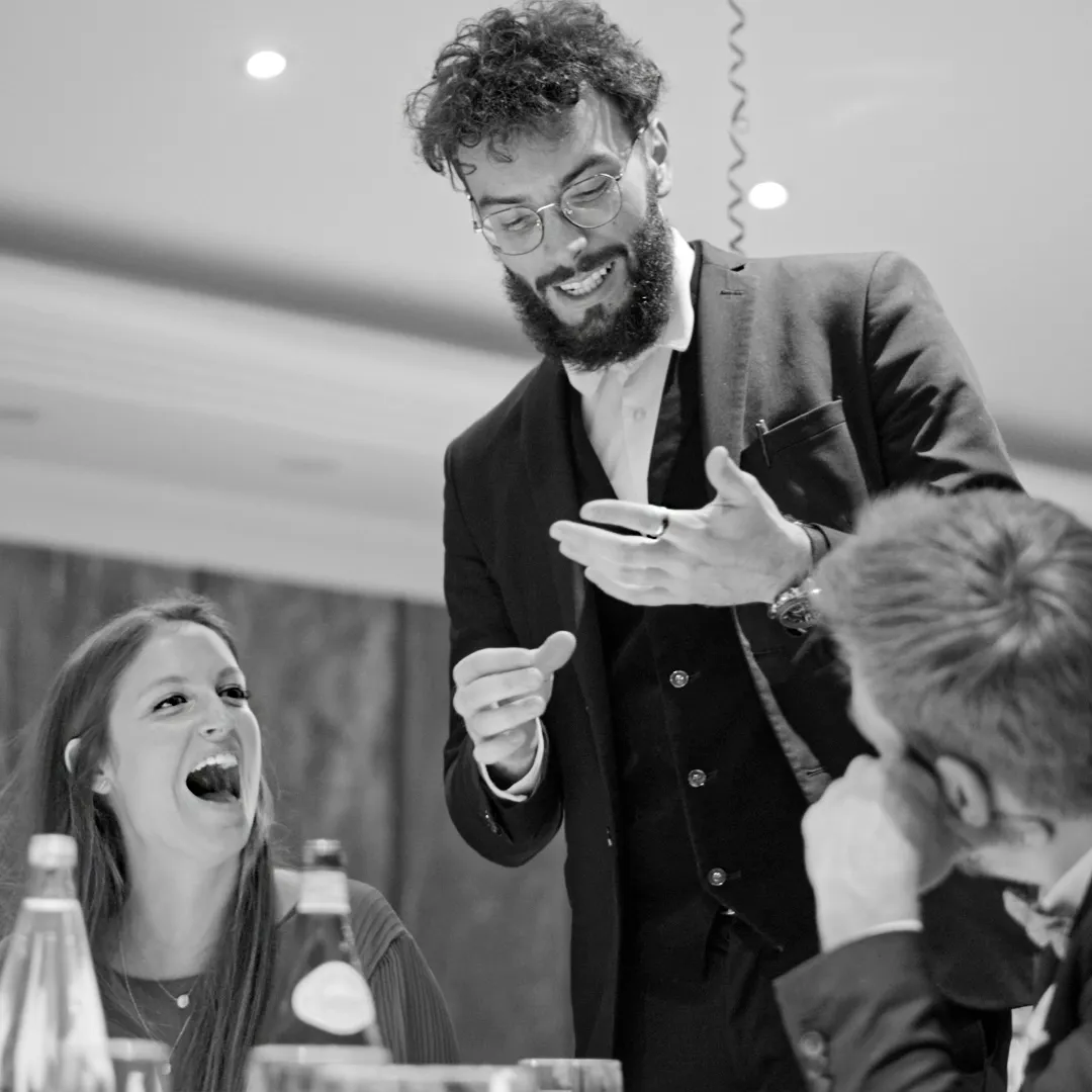 Une spectatrice à la bouche grande ouverte après avoir assisté à un tour de magie durant un spectacle de magie pour entreprise en Lorraine