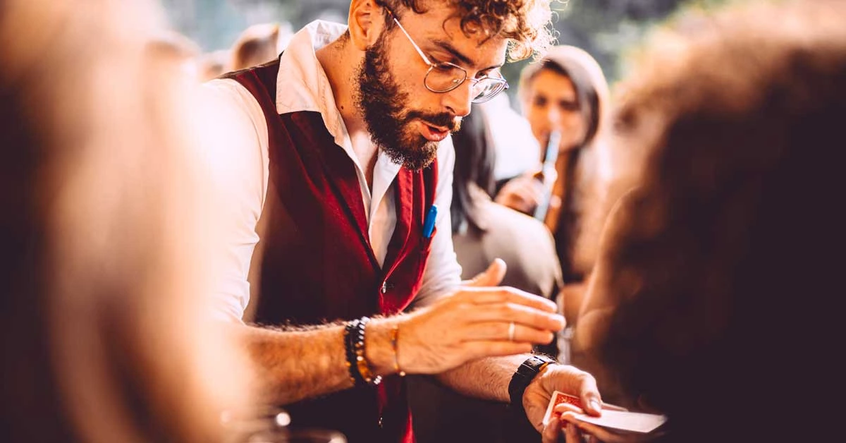 Sébastien Pieta réalise un spectacle de magie à domicile durant un anniversaire à Paris. Le magicien pose une carte dans la main d'une spectatrice