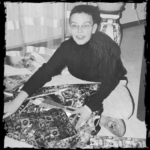 Sébastien déballant ses cadeaux