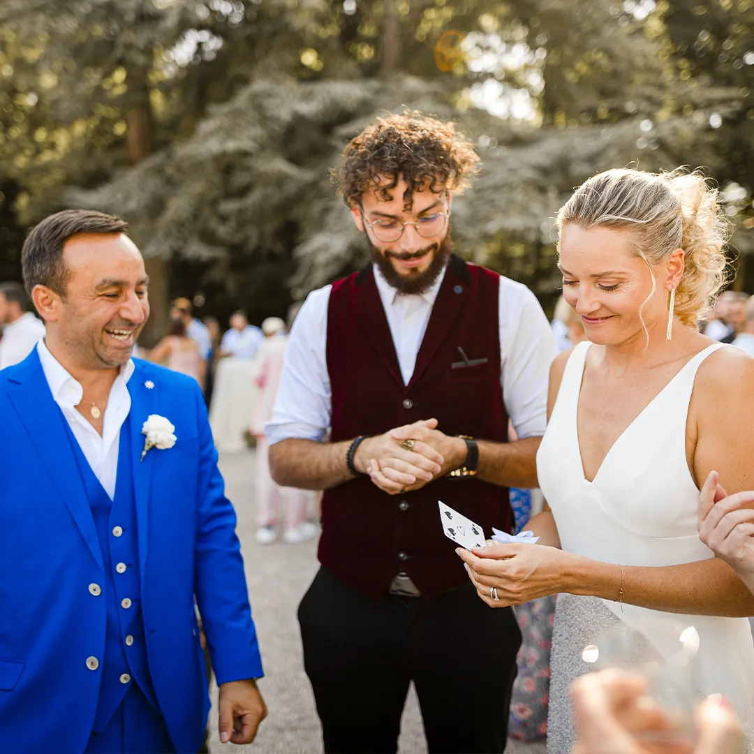Animation de mariage avec magicien à Nancy. Sebastien Pieta impressionne un couple de mariés