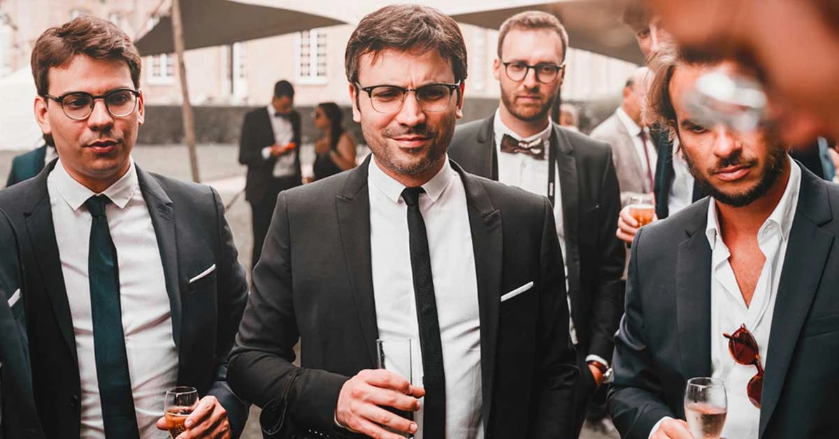 Le magicien professionnel Sebastien Pieta fait un tour de magie à des spectateurs surpris dans un événement d'entreprise à Paris. Les collaborateurs sont intrigués par le tour de magie.
