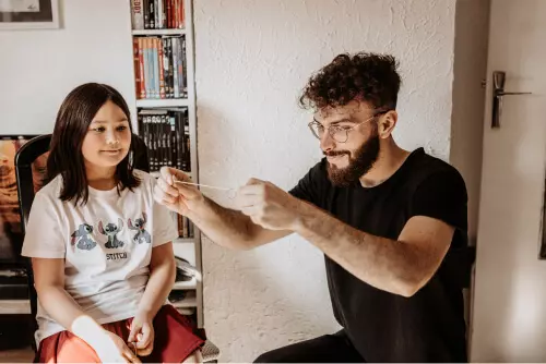 Sebastien Pieta le magicien impressionne un enfant avec un tour de magie