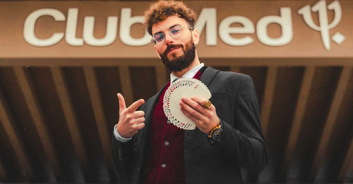 Le mentaliste Parisien Sebastien Pieta, durant un show de close-up au Clubmed