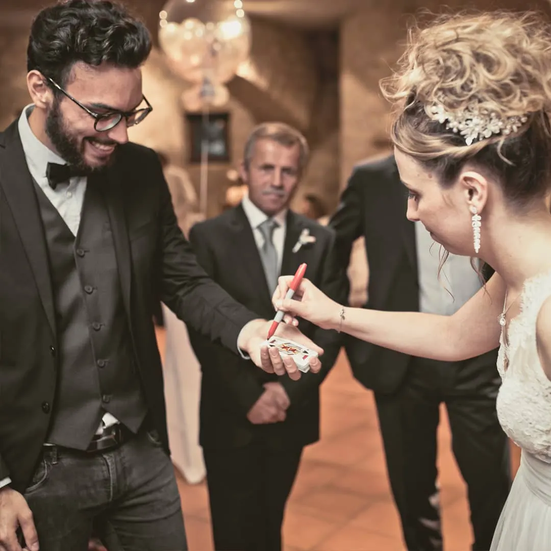 Une mariée écrit sur une carte pour un tour de magie