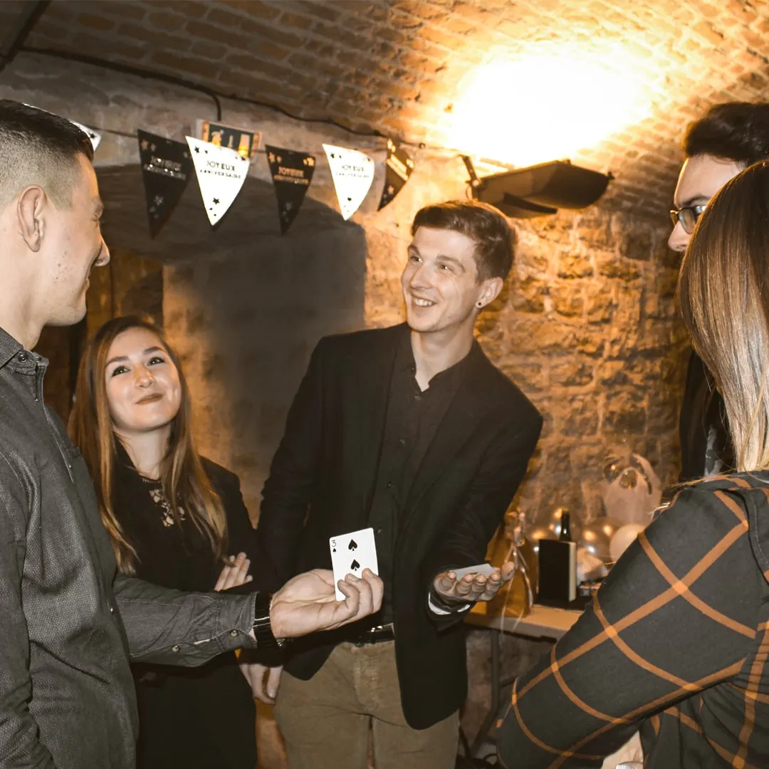 Sebastien Pieta qui fait un tour de magie avec des cartes pour un anniversaire