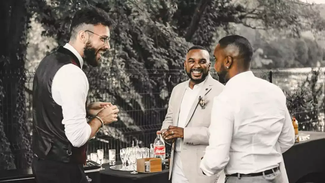 Sebastien Pieta qui fait rire des convives à un mariage