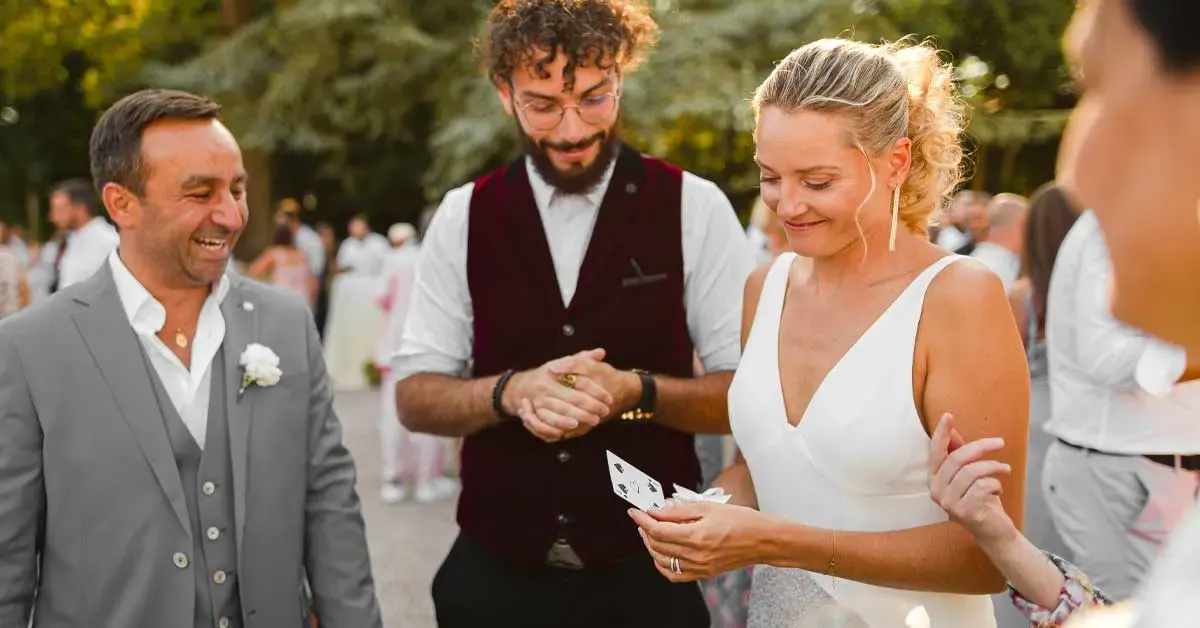 Sebastien Pieta, le magicien, fait un spectacle de magie dans un mariage en île de france.