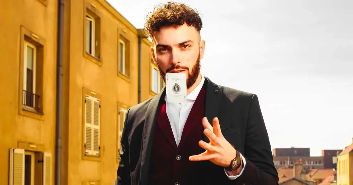 Sebastien Pieta attrape une carte dans les airs pendant un tour de magie en île de france