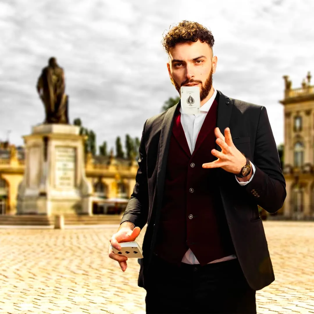 Sebastien Pieta sur la lace Stanislas à Nancy qui fait léviter une carte